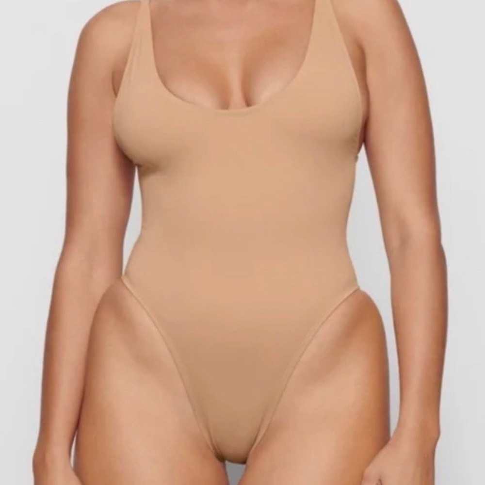 SKIMS signature swim size M NWT scoop neck one piece